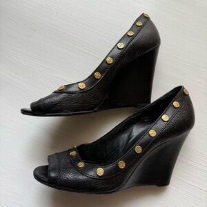 TORY BURCH BLACK PRE-OWNED WEDGE HEEL PEEP TOE BLACK SZ 7.5*